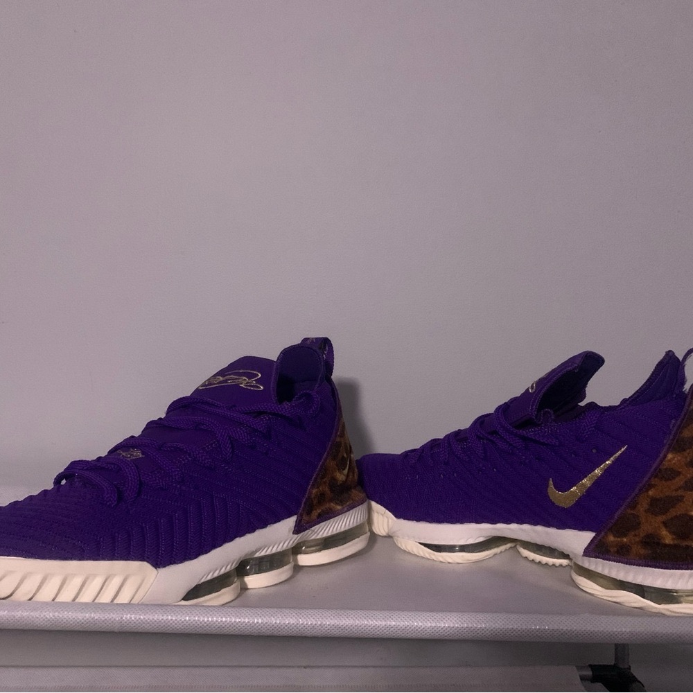 Nike Lebron 16 XVI King Court Purple Los Angeles Lakers Size 10.AO2588-500